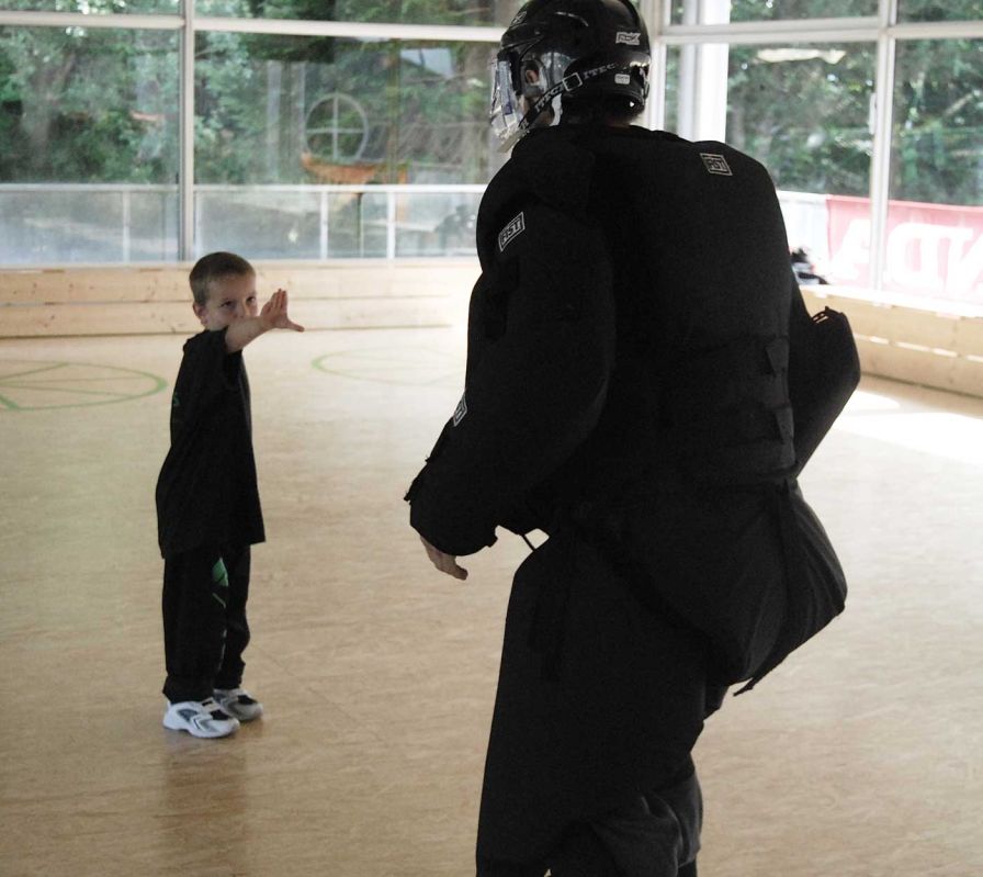 Kind lernt sich beim variable defence zu verteidigen.